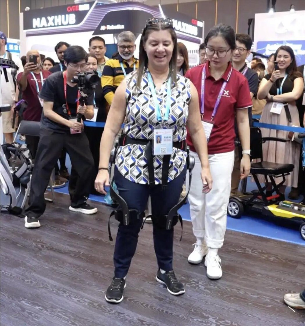 一名需依赖电动轮椅出行的外籍残障女士,在广交会穿戴上一款中国大陆研发的外骨骼智能... 一名需依赖电动轮椅出行的外籍残障女士,在广交会穿戴上一款中国大陆研发的外骨骼智能...