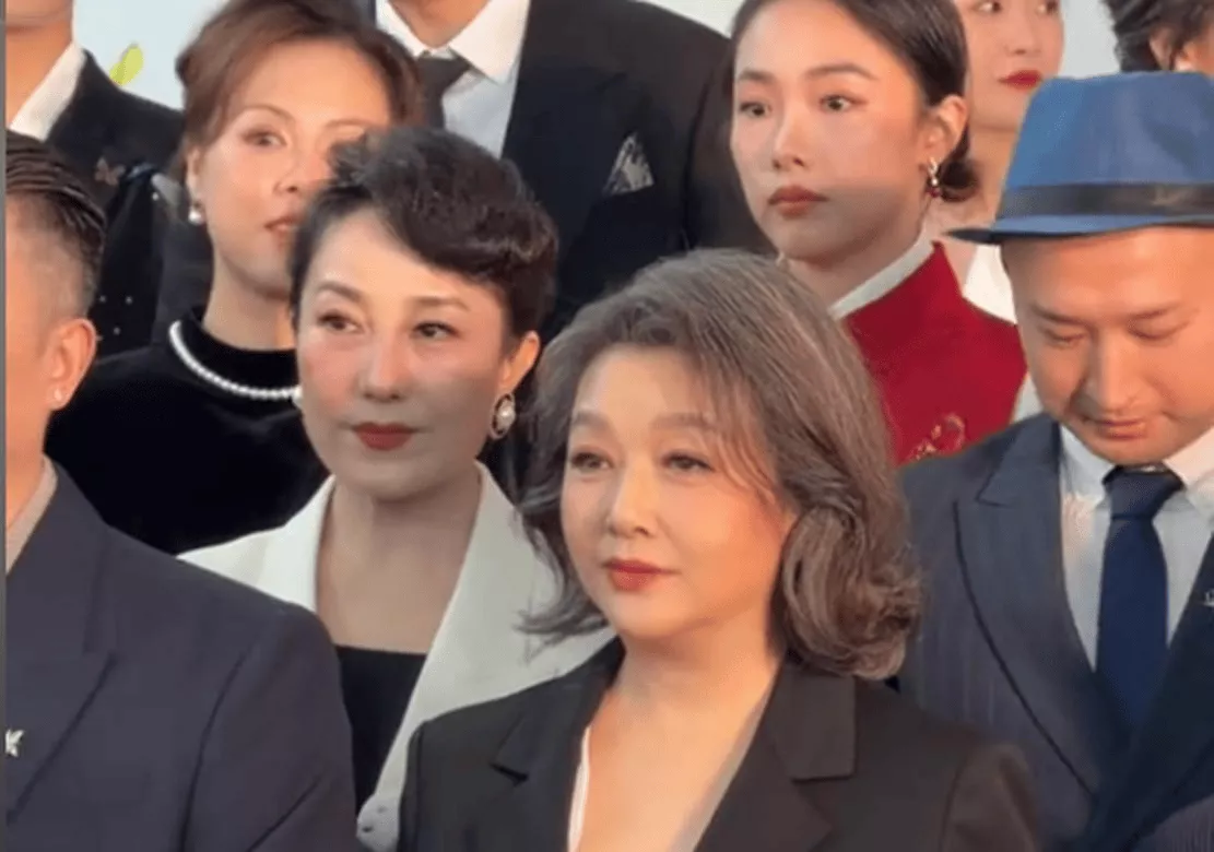58岁江珊现身活动发福明显,满头白发