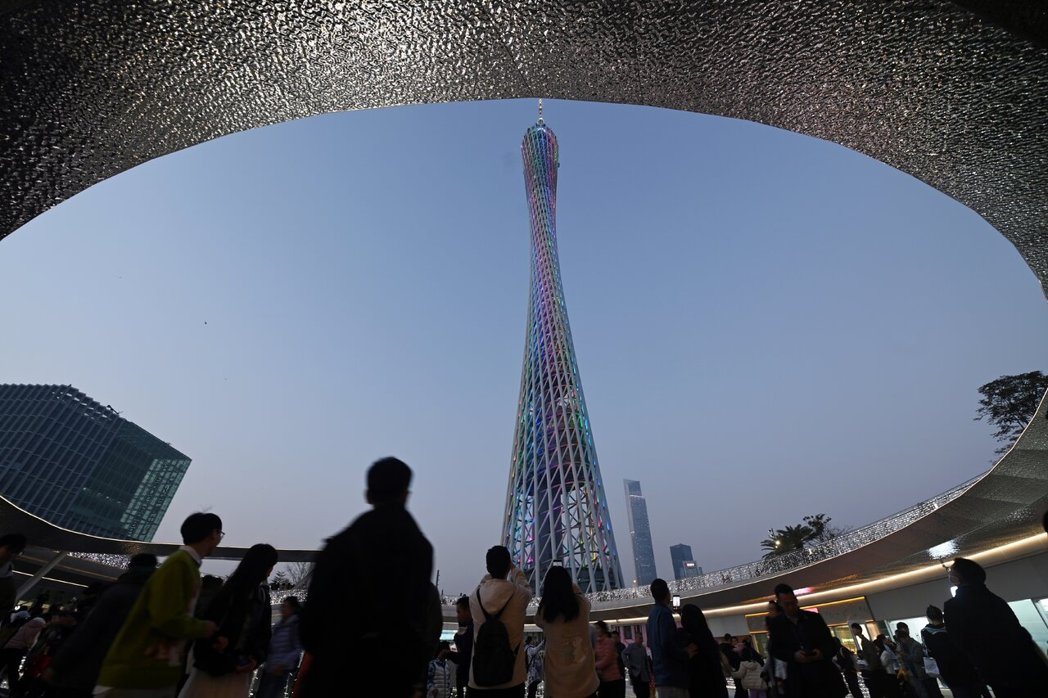 据央视新闻报导,退役少校舰长吕礼诗与共军军舰上的一名解放军海军交流时说道,「解放... 据央视新闻报导,退役少校舰长吕礼诗与共军军舰上的一名解放军海军交流时说道,「解放...