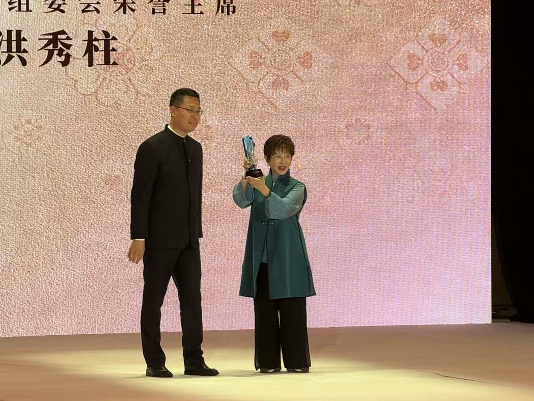 大陆国台办副主任赵世通(左)颁予国民党前主席洪秀柱首任「中华美学时尚发展大使」。... 大陆国台办副主任赵世通(左)颁予国民党前主席洪秀柱首任「中华美学时尚发展大使」。...