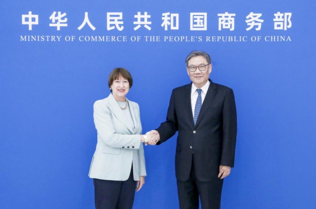 大陆国务院新闻办公室28日举行政策例行吹风会,其中,大陆商务部部长助理张力(右一... 大陆国务院新闻办公室28日举行政策例行吹风会,其中,大陆商务部部长助理张力(右一...