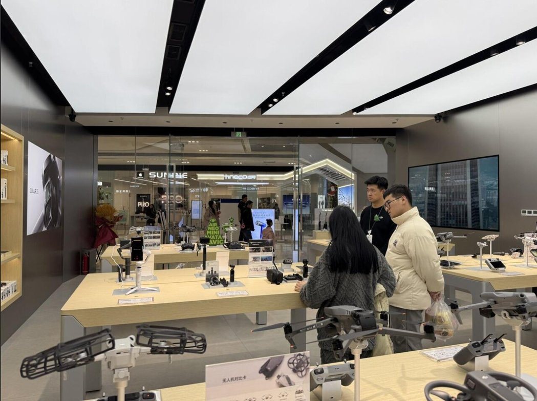 日前,上海首座人形机器人量产工厂-智元新创技术有限公司第一期工厂实现大规模量产。... 日前,上海首座人形机器人量产工厂-智元新创技术有限公司第一期工厂实现大规模量产。...