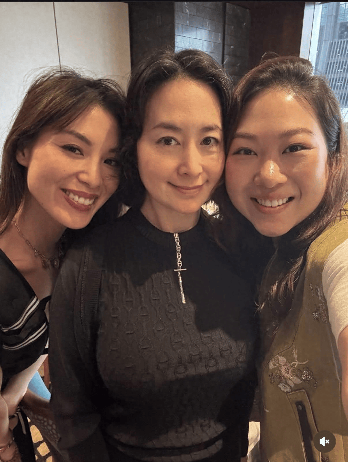 63岁何超琼过母亲节,与干女儿合照瘦了
