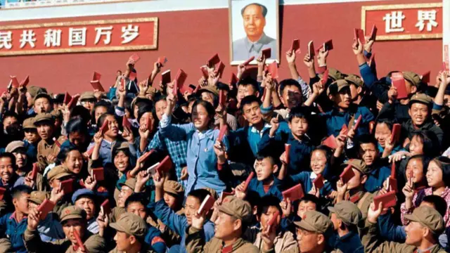 截至1966年11月26日,毛泽东已先后8次接见红卫兵,人数已经达至1100万人。