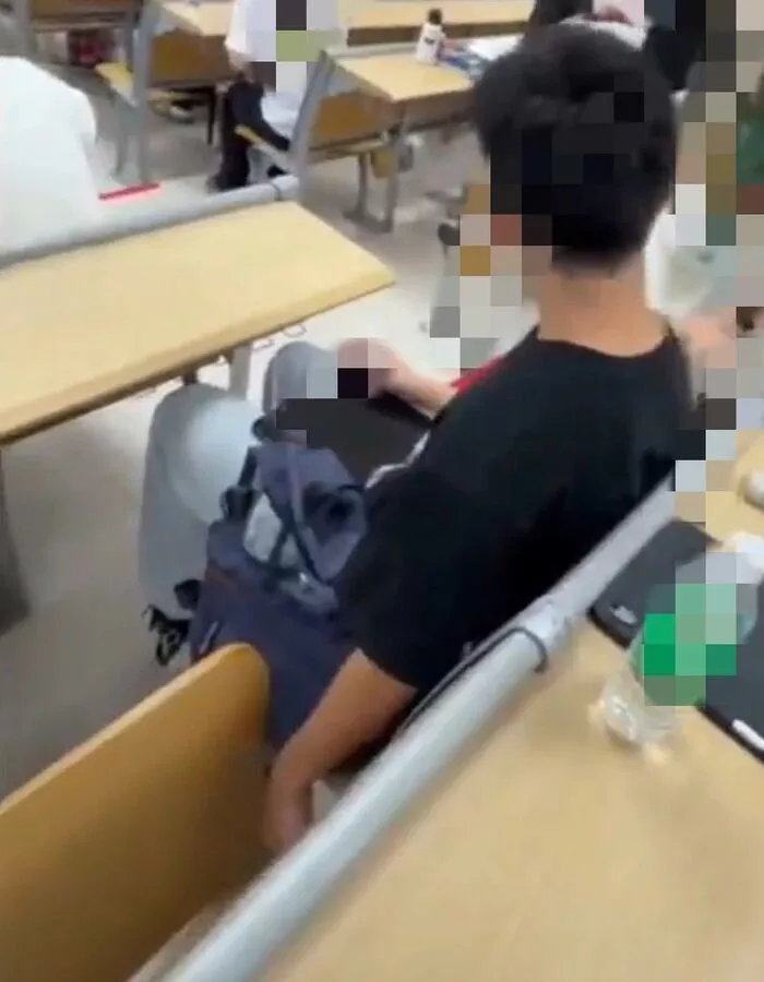 男生课堂偷拍女生裙底被当场发现，校方回应了