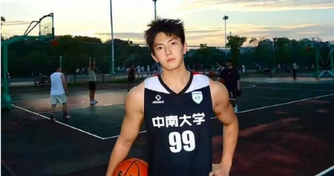 帅到被疑是AI!中国男大生爆红 本尊亲回 帅到被疑是AI!中国男大生爆红 本尊亲回