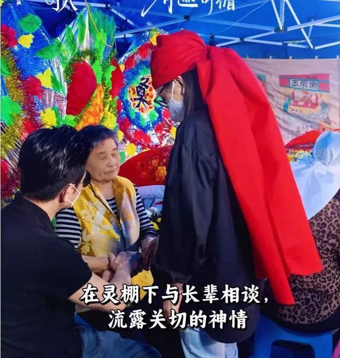 郭富城陪太太安徽县城奔丧!与妻子同戴红色头巾跪拜外公