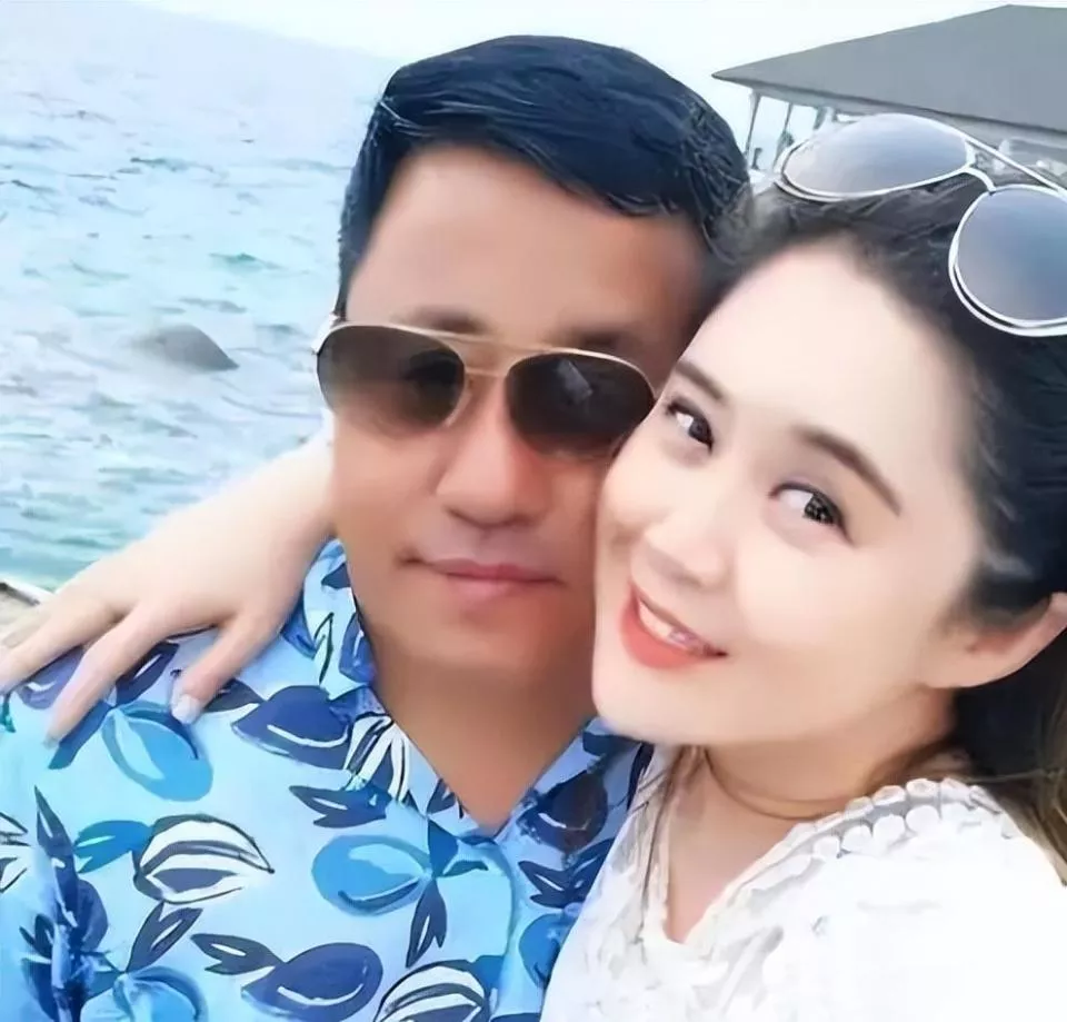 天道好轮回,抛弃发妻爱上小19岁女儿闺蜜的他,现在自食苦果