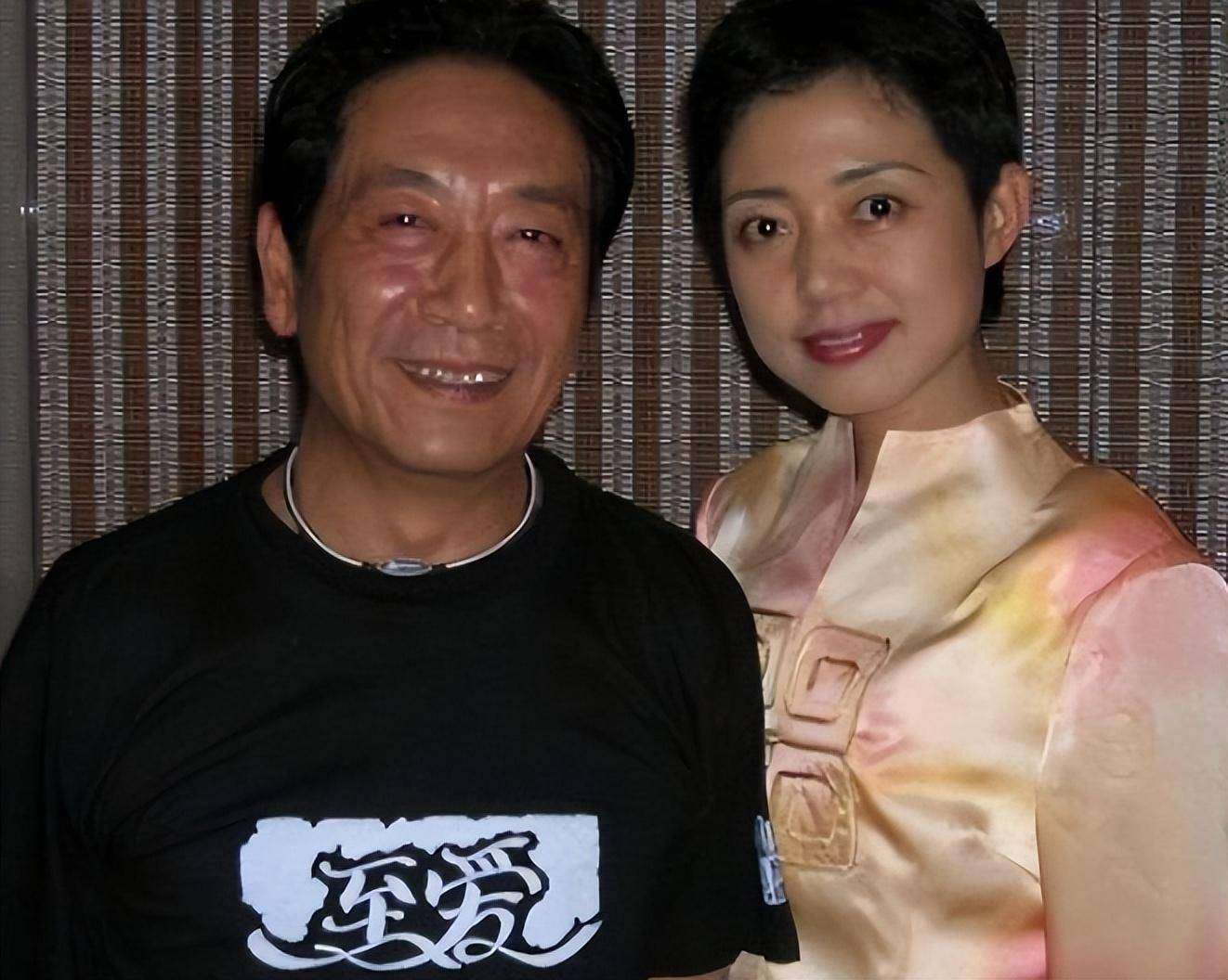 78岁王奎荣带小37岁妻子跑龙套 被骂恋爱脑 11年婚姻活成另类样本