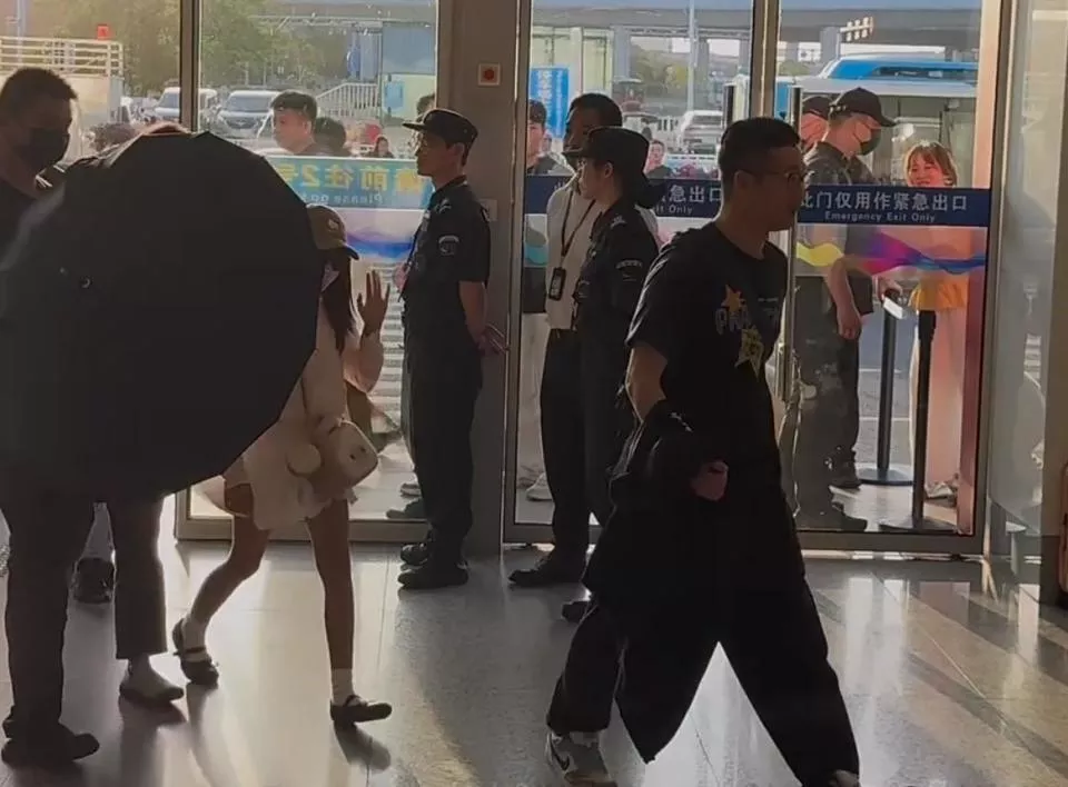 周杰伦一家离开温州,女儿海瑟薇现身机场