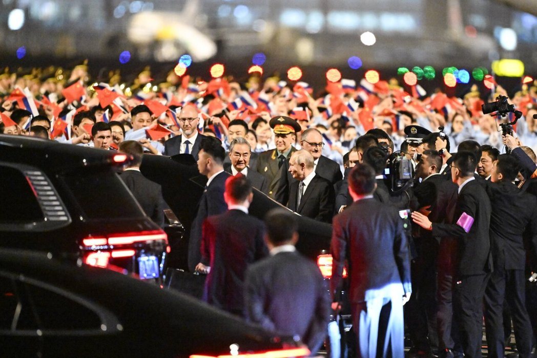 俄罗斯总统普丁20日上午在人民大会堂出席与大陆国家主席习近平的双边会面。 (美联... 俄罗斯总统普丁20日上午在人民大会堂出席与大陆国家主席习近平的双边会面。 (美联...