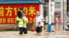 中国多省暴雨酿洪灾 至少12死20失踪 数万人撤离