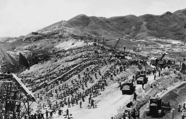 1月1日:距北京50公里,长城附近。一座水坝的建设工地全景。这是毛泽东在其“大跃进”政策下所推动的工程。这座水坝长600米、高30米、宽160米,旨在蓄积8000万吨水量,并提供2万千瓦的电力。这项浩大工程动用了40万中国民工参与建设。