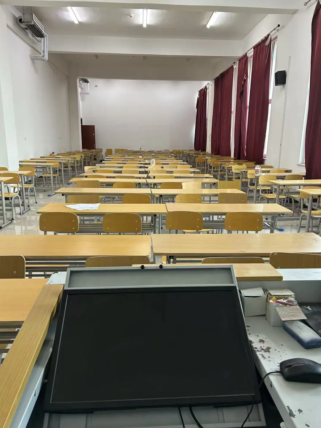 名校女硕士进入“神仙岗” 卷到冒烟 月入1000