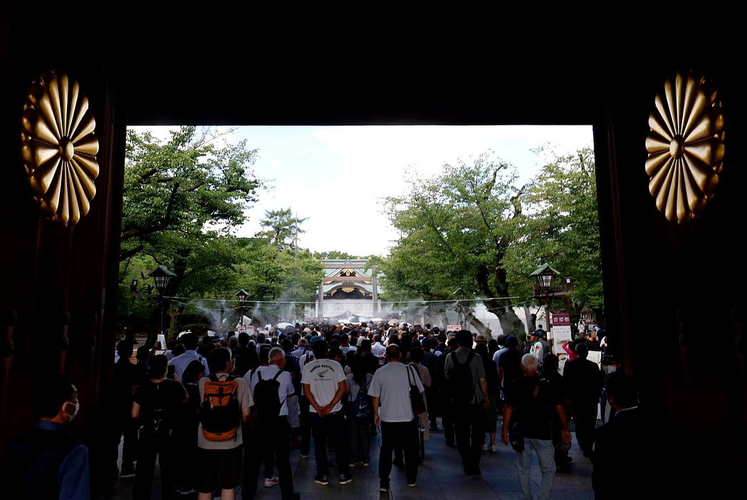 8月15日这天,大批日本民众前往位于东京的靖国神社为战争死难者祈祷,并纪念二战结... 8月15日这天,大批日本民众前往位于东京的靖国神社为战争死难者祈祷,并纪念二战结...