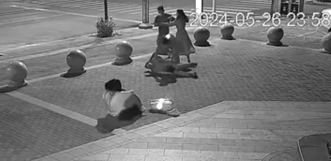 男子当街殴打女儿,路人出手被拘200多天