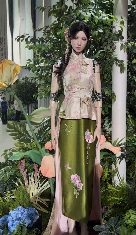 首形科技机器人精灵·璇。 (首形科技)