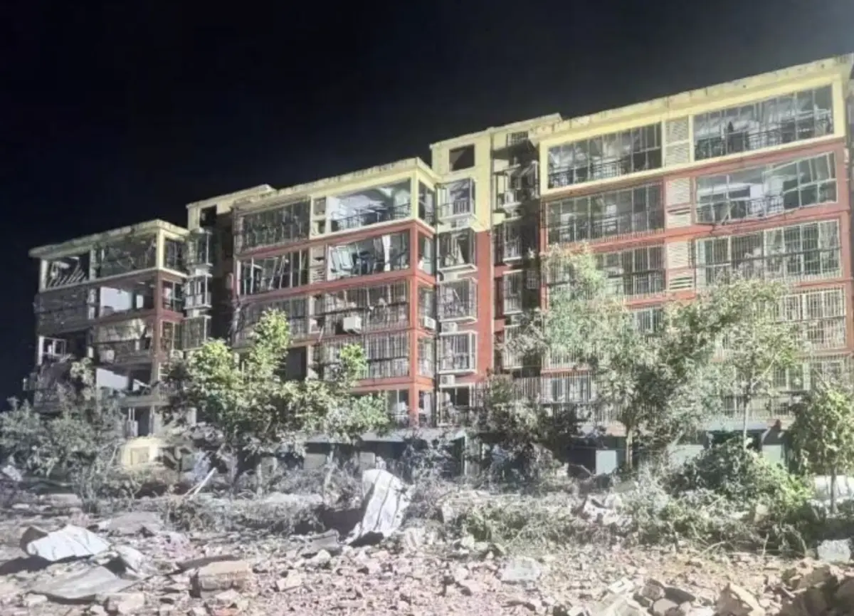 ▲中國山東臨沂市一處住宅區昨(21)日下午發生大爆炸,官方通報已知至少造成1人死亡、2人失聯,另有多人受傷。(圖/翻攝自微博)