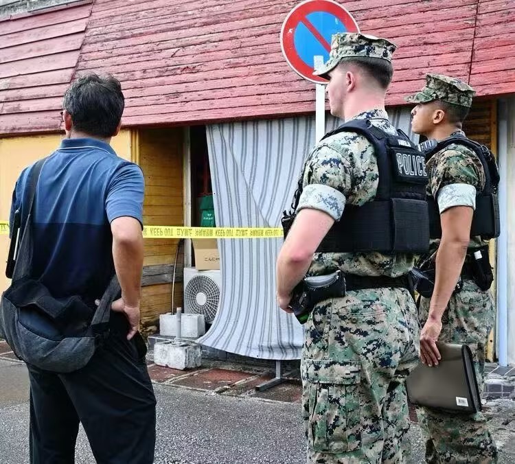 8月21日，美军方人员抵达死亡事件现场。图自日媒