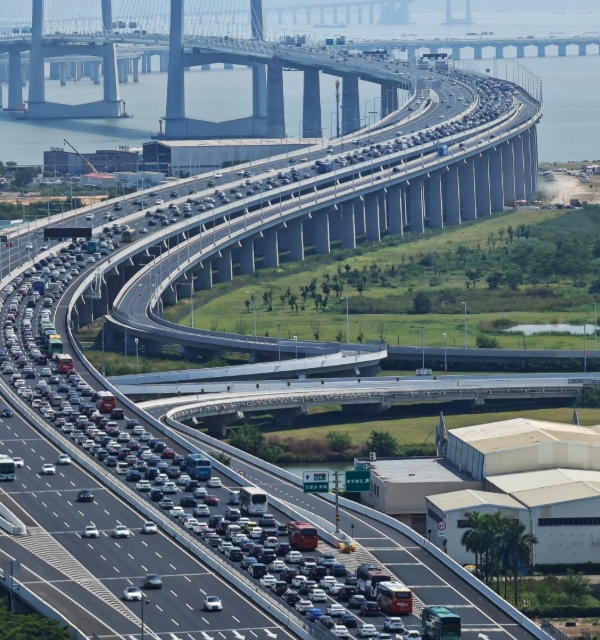 ▲中國十一長假已開始塞車。(圖/翻攝自微博,下同)