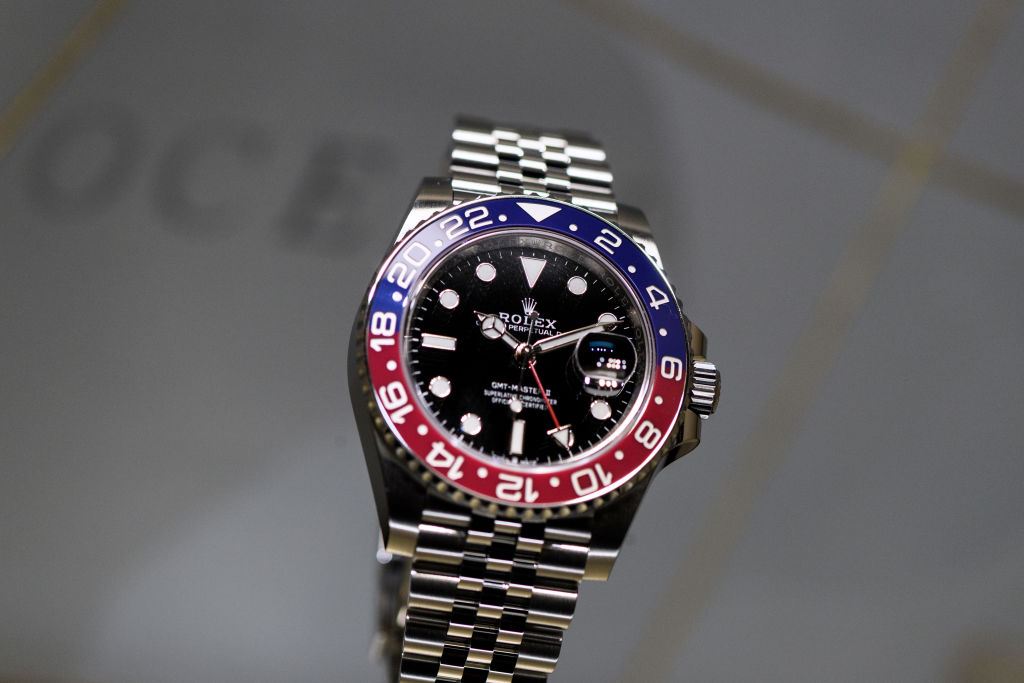 瑞士巴塞尔世界钟表珠宝展（Baselworld）展出一款劳力士“百事圈”GMT-Master II腕表。（Harold Cunningham／Getty Images）