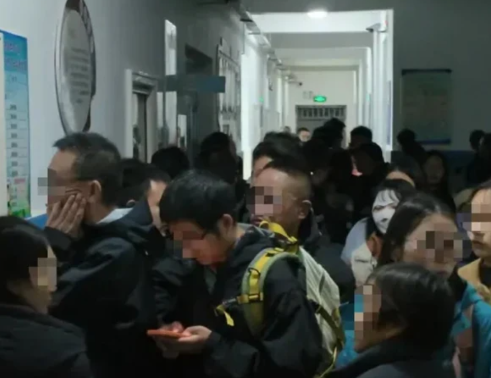 ▲祁连县等待入住学生宿舍的游客(图/视频截图)