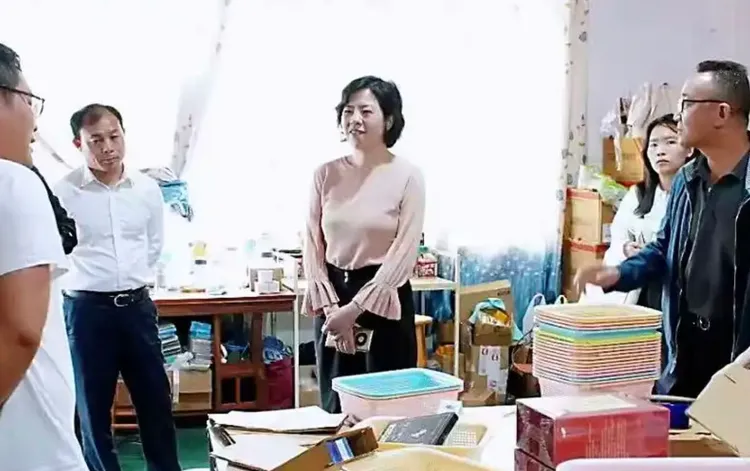 周姓女局長（中）視察時氣質端莊、寶相莊嚴。翻攝微博/湖南永州事件